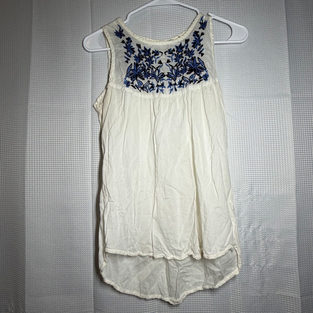 Earthbound Trading Co Tank Top M White Blue Floral Embroidery High-Low Hem